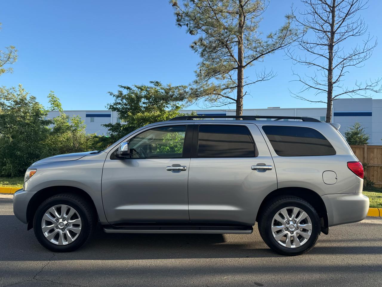Toyota Sequoia 4WD LV8 6-Spd AT Ltd (Natl) 2010