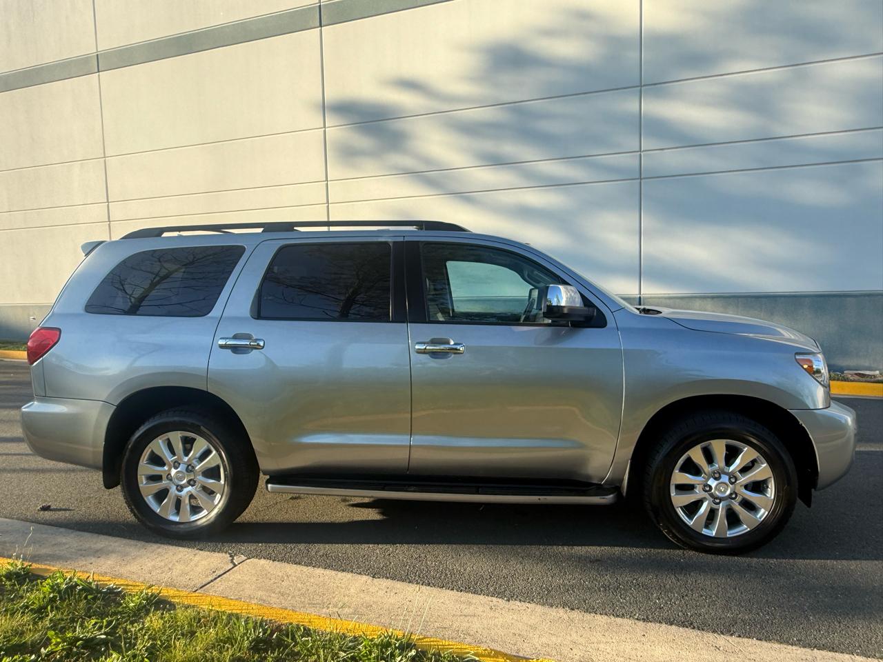 Toyota Sequoia 4WD LV8 6-Spd AT Ltd (Natl) 2010