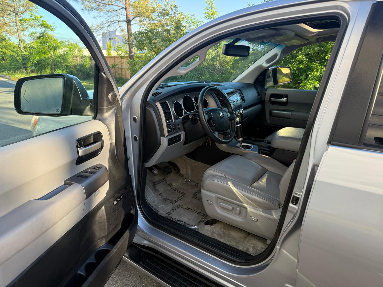 Toyota Sequoia 4WD LV8 6-Spd AT Ltd (Natl) 2010