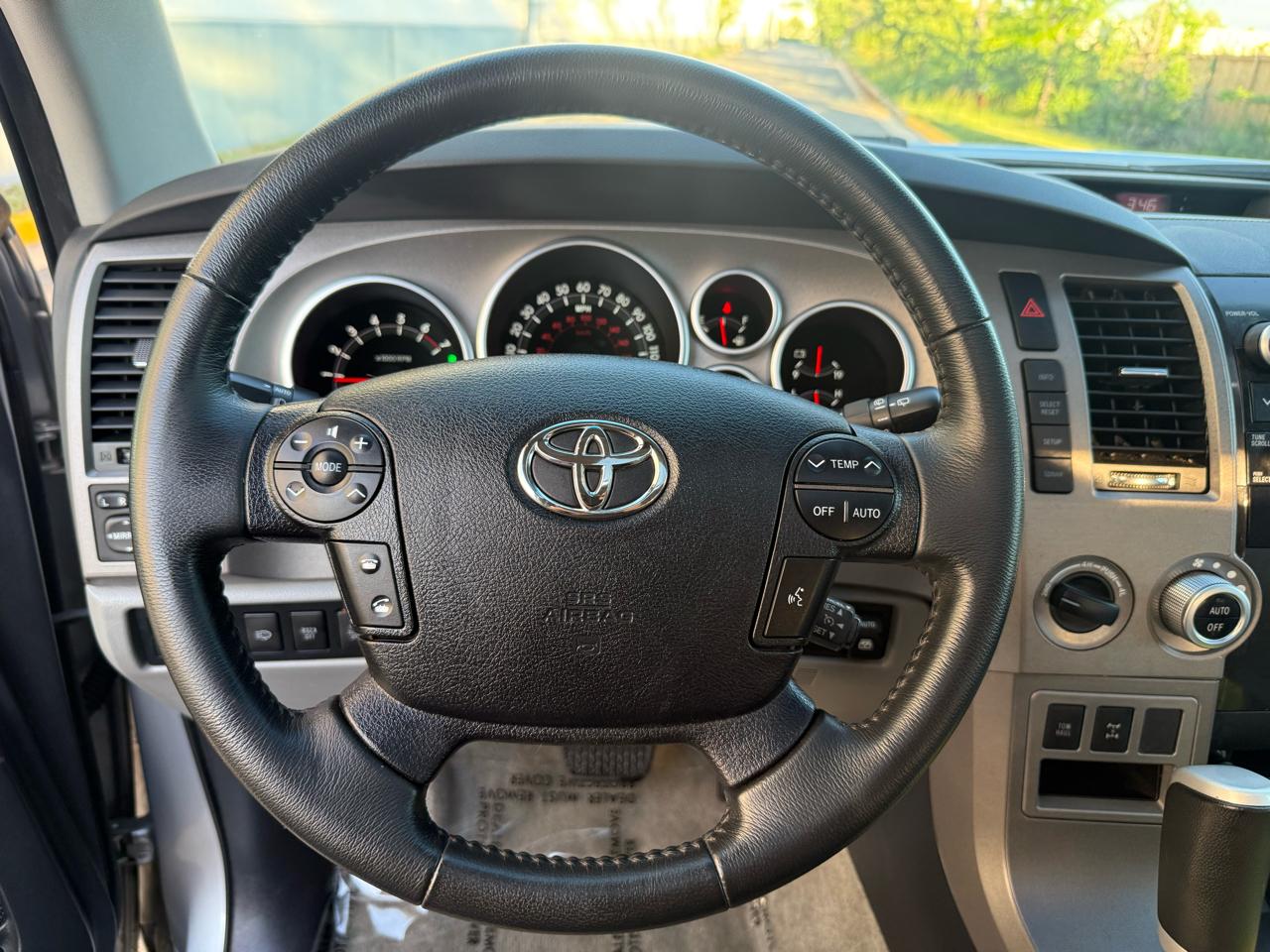 Toyota Sequoia 4WD LV8 6-Spd AT Ltd (Natl) 2010