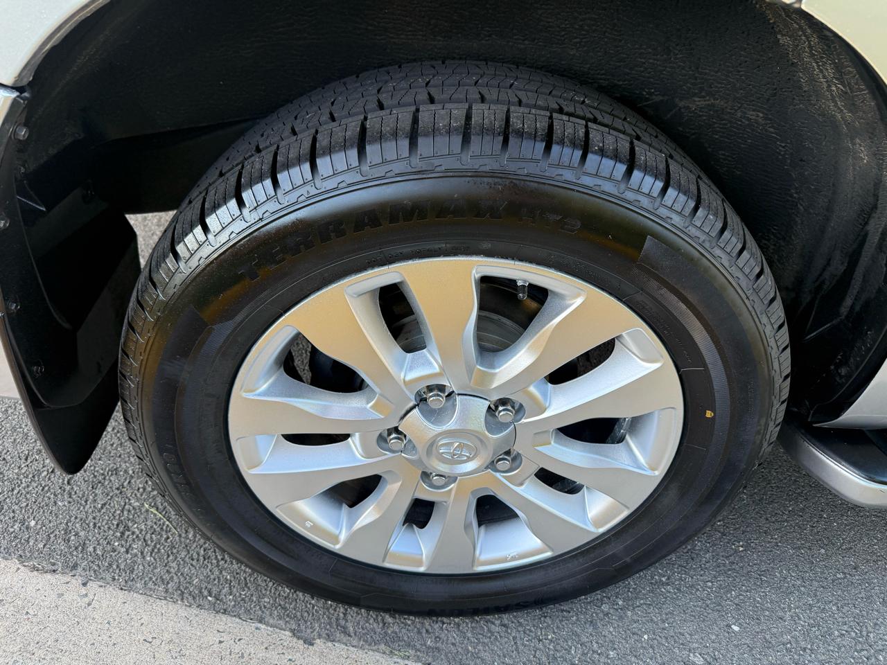 Toyota Sequoia 4WD LV8 6-Spd AT Ltd (Natl) 2010