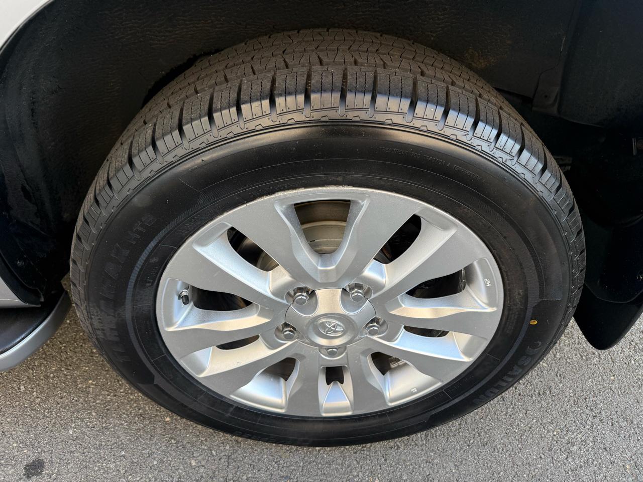 Toyota Sequoia 4WD LV8 6-Spd AT Ltd (Natl) 2010