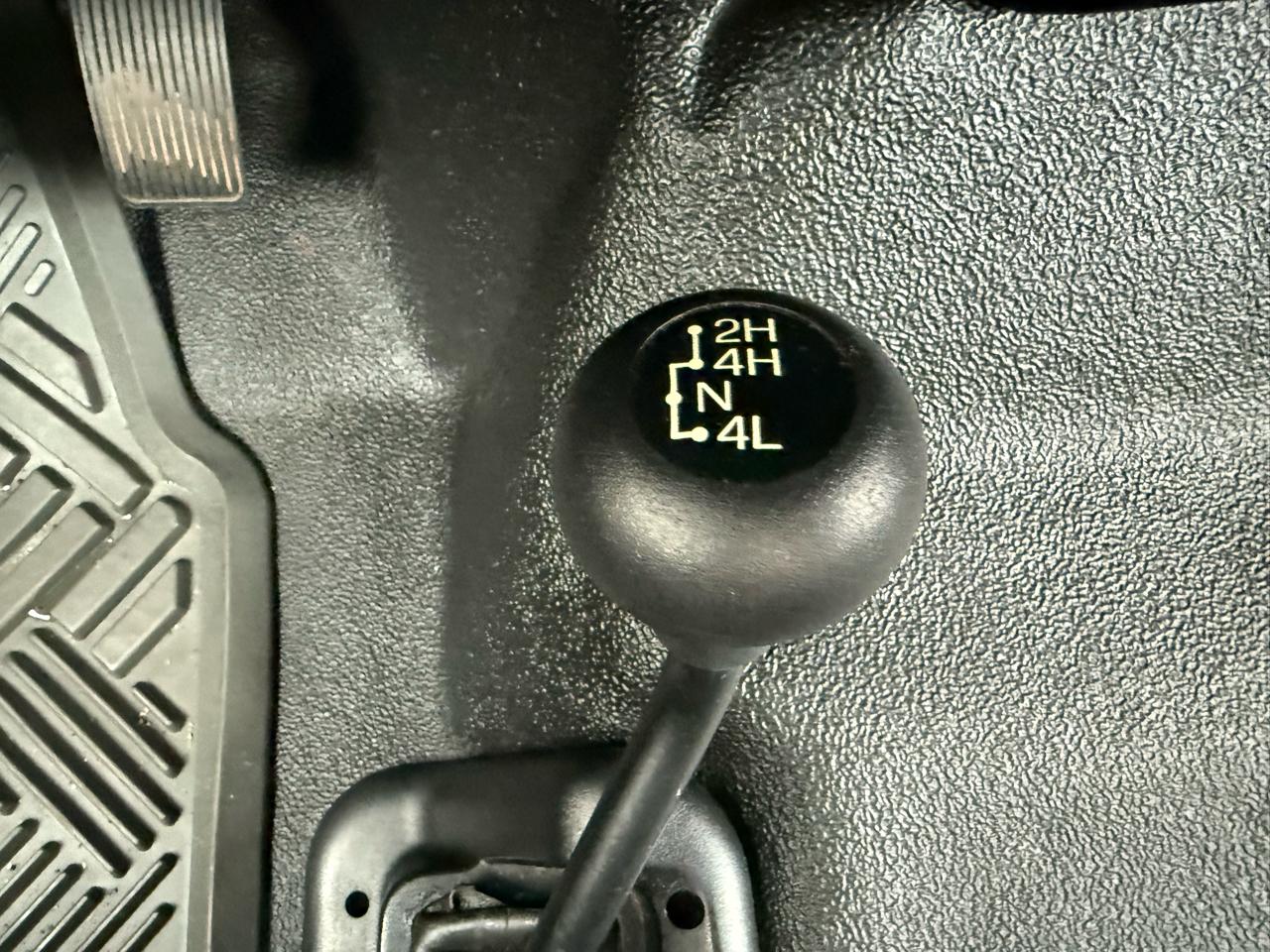 Ford Super Duty F-250 Reg Cab 137" XLT 4WD 2005