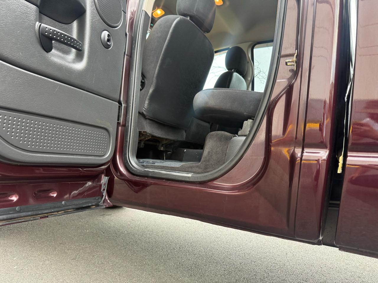 Dodge Ram 3500 4dr Quad Cab 160.5" WB DRW 4WD SLT 2005