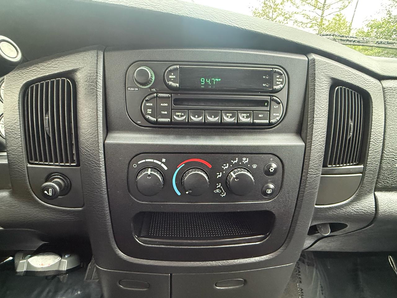 Dodge Ram 3500 4dr Quad Cab 160.5" WB DRW 4WD SLT 2005