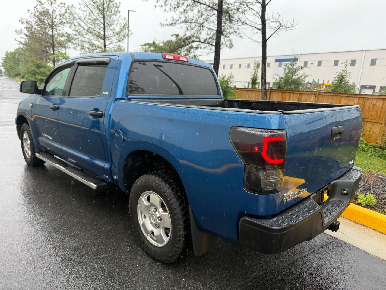 Toyota Tundra 4WD Truck CrewMax 5.7L V8 6-Spd AT (Natl) 2010