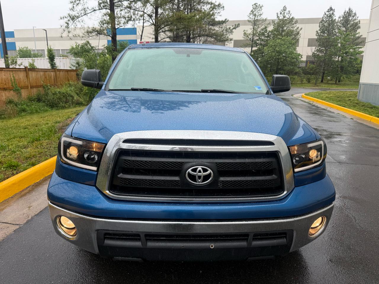 Toyota Tundra 4WD Truck CrewMax 5.7L V8 6-Spd AT (Natl) 2010