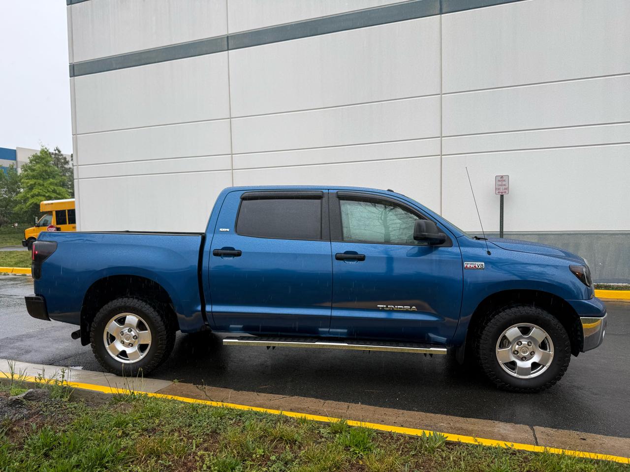 Toyota Tundra 4WD Truck CrewMax 5.7L V8 6-Spd AT (Natl) 2010