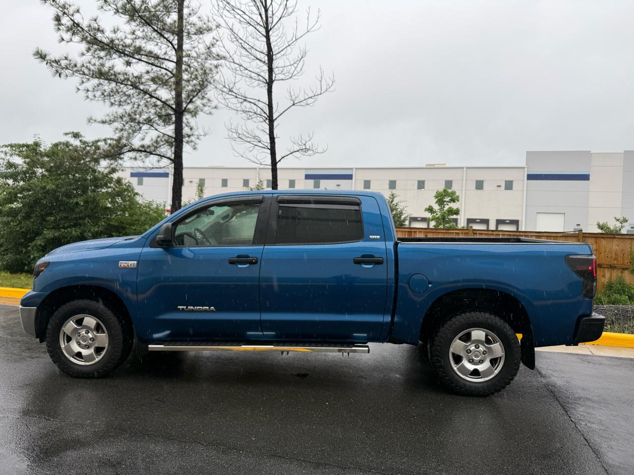 Toyota Tundra 4WD Truck CrewMax 5.7L V8 6-Spd AT (Natl) 2010