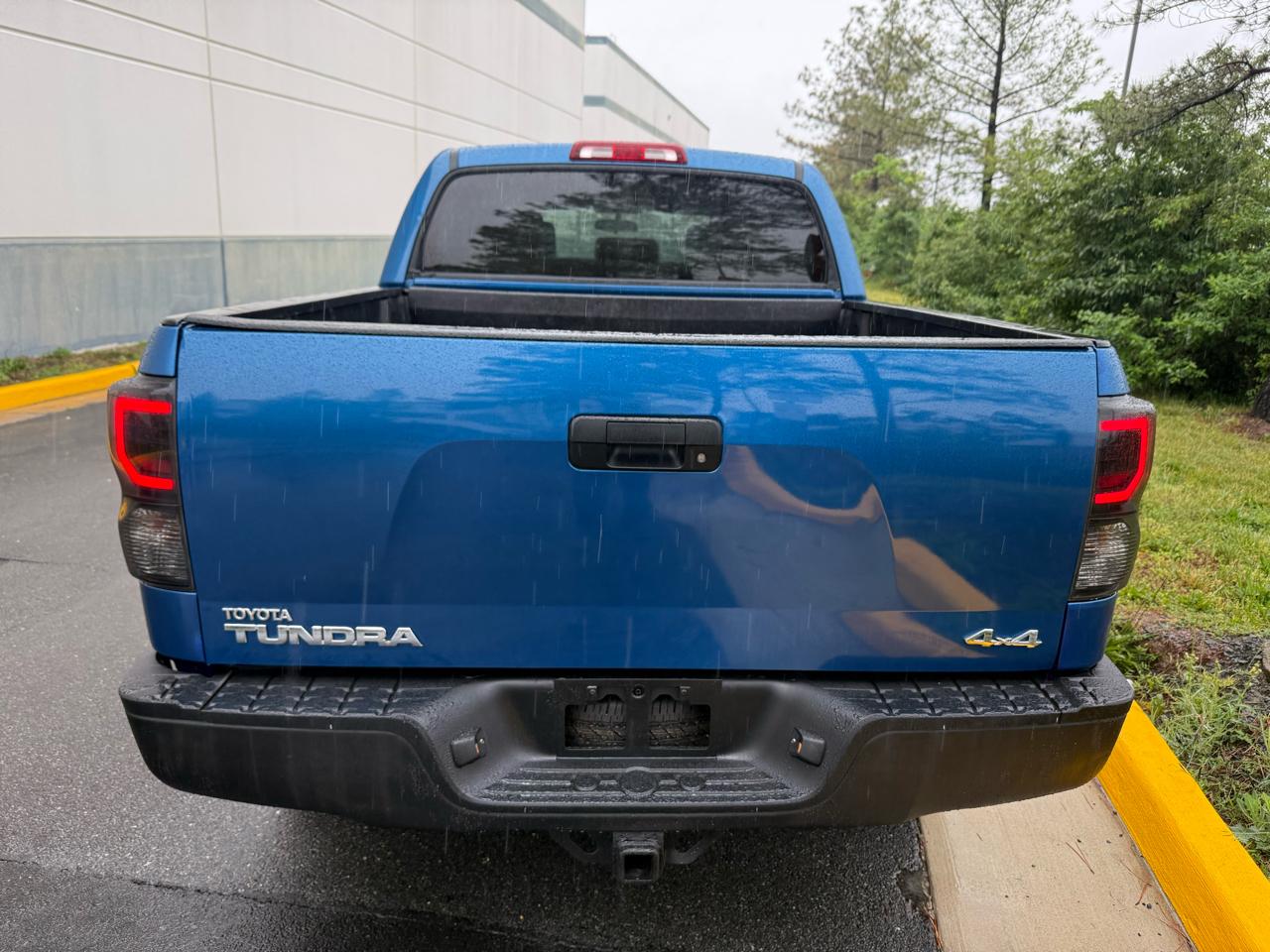 Toyota Tundra 4WD Truck CrewMax 5.7L V8 6-Spd AT (Natl) 2010
