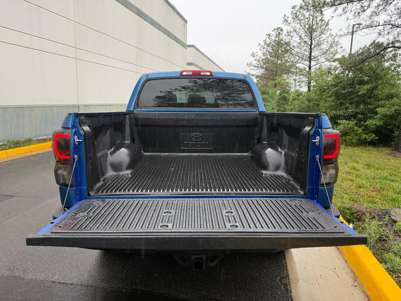 Toyota Tundra 4WD Truck CrewMax 5.7L V8 6-Spd AT (Natl) 2010