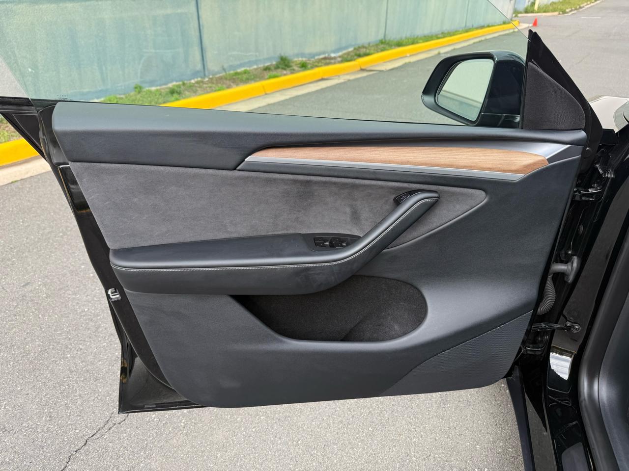 Tesla Model Y Long Range AWD *Ltd Avail* 2025