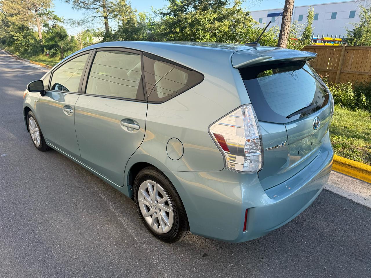 Toyota Prius V 5dr Wgn Three (Natl) 2014