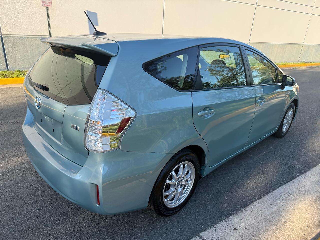 Toyota Prius V 5dr Wgn Three (Natl) 2014