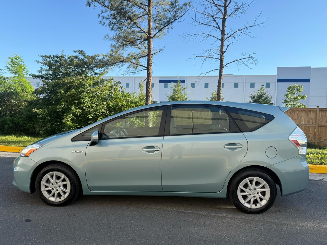 Toyota Prius V 5dr Wgn Three (Natl) 2014