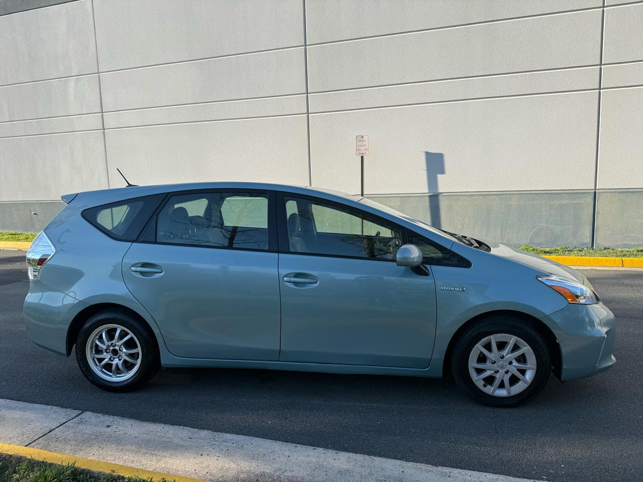 Toyota Prius V 5dr Wgn Three (Natl) 2014