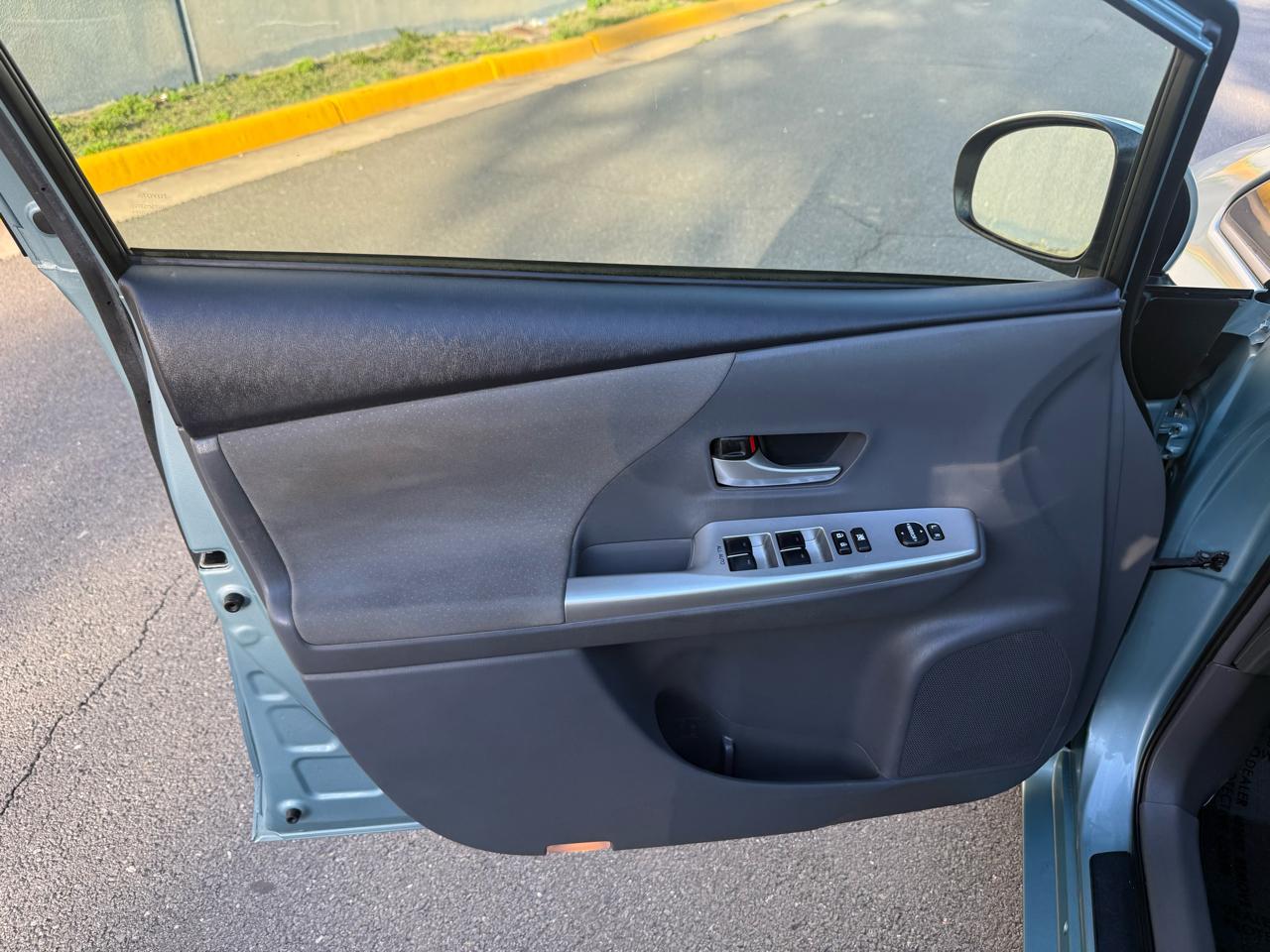 Toyota Prius V 5dr Wgn Three (Natl) 2014