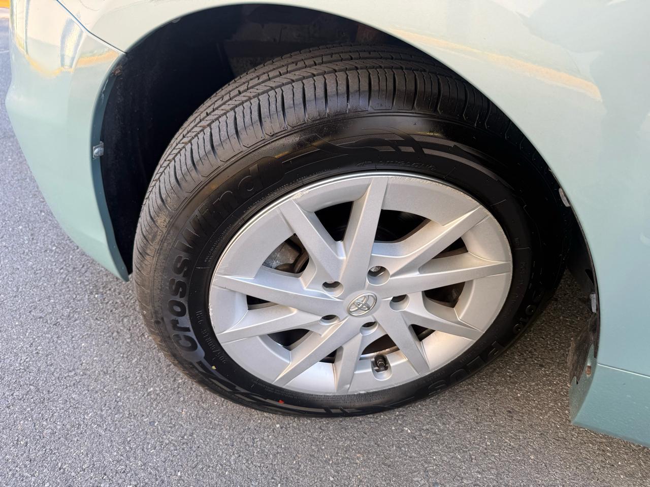 Toyota Prius V 5dr Wgn Three (Natl) 2014