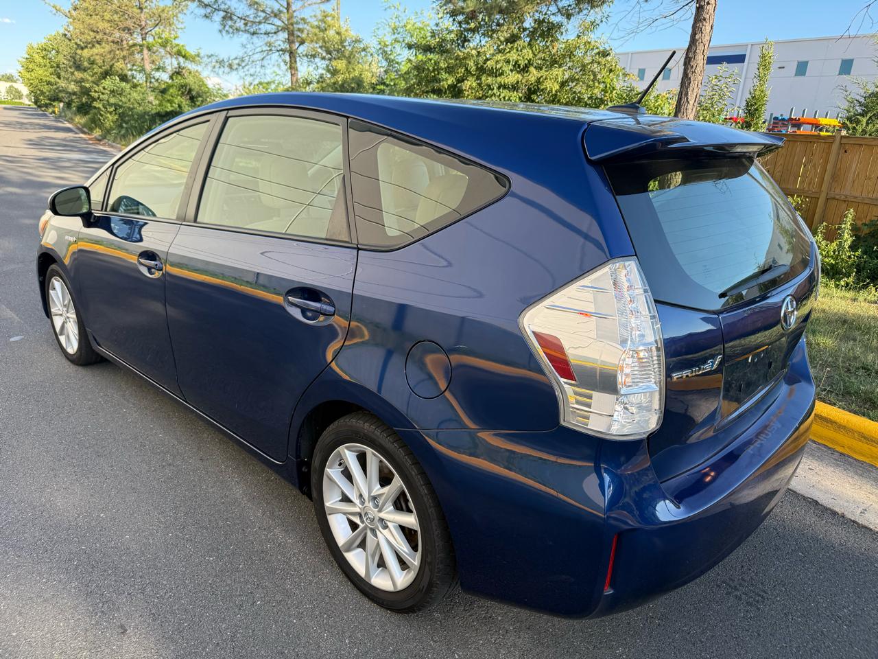 Toyota Prius V 5dr Wgn Three (Natl) 2012