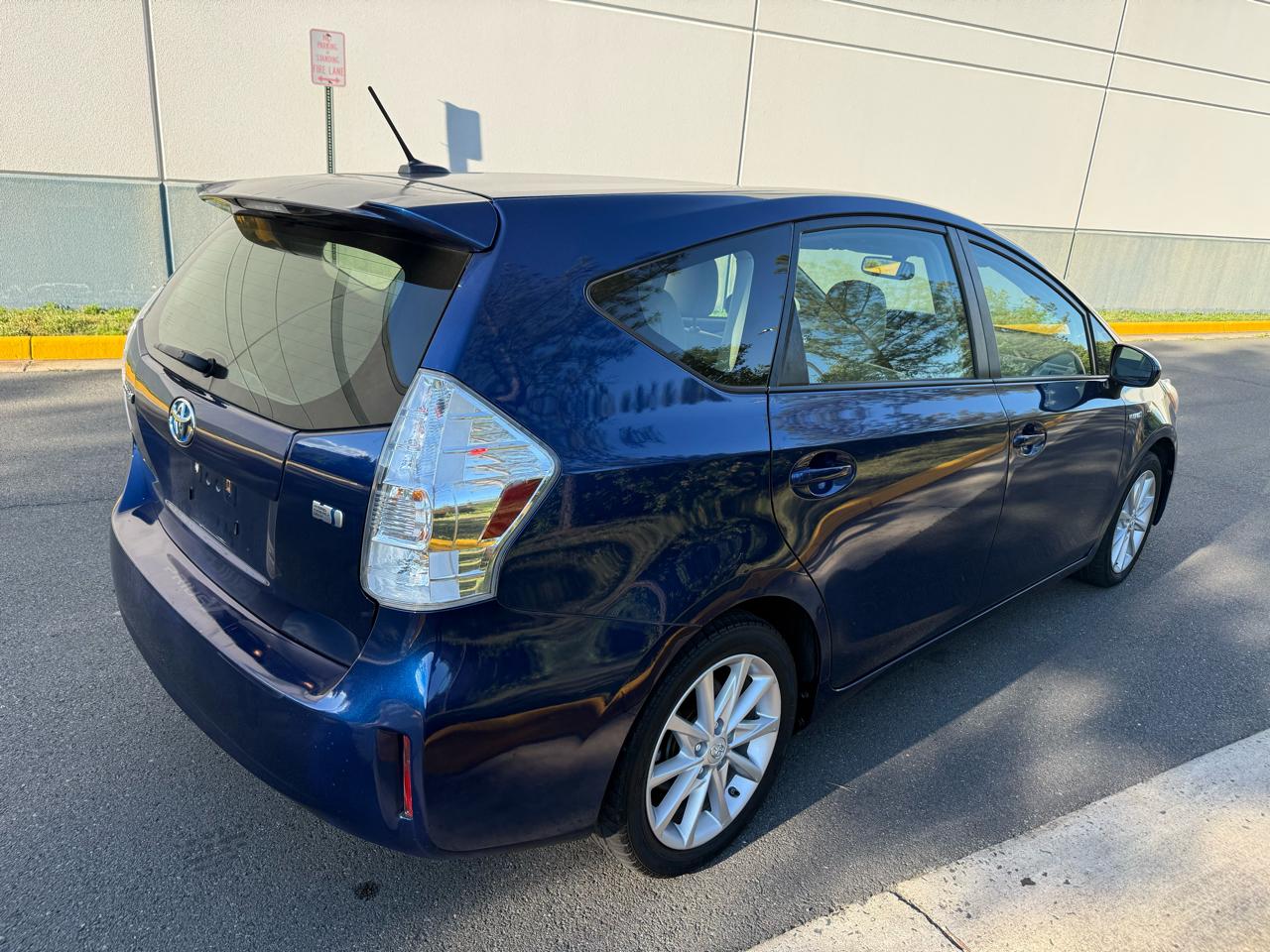 Toyota Prius V 5dr Wgn Three (Natl) 2012
