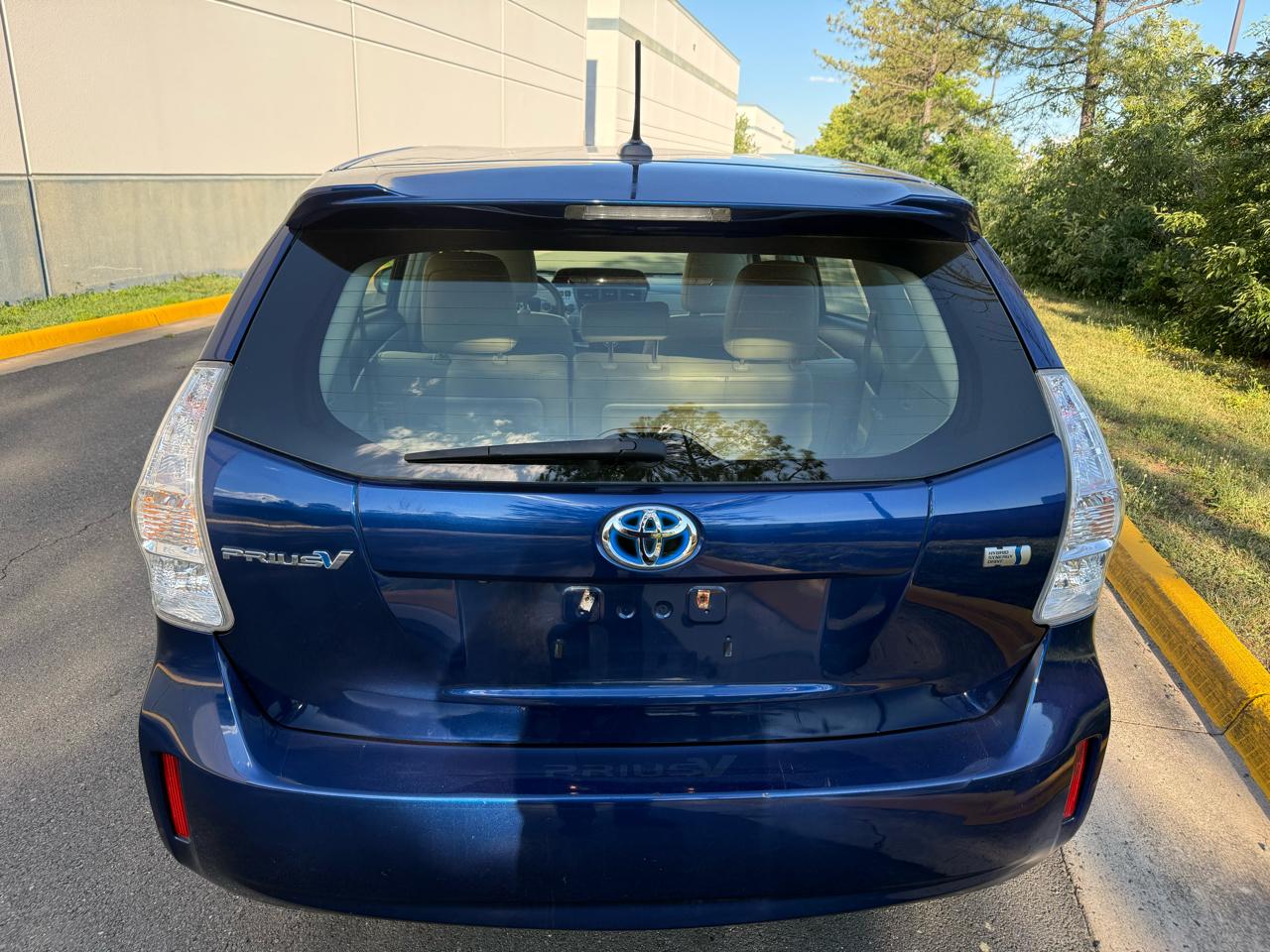 Toyota Prius V 5dr Wgn Three (Natl) 2012