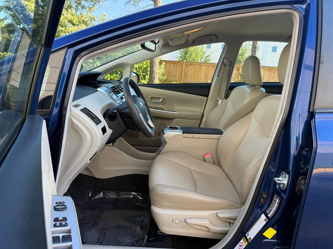 Toyota Prius V 5dr Wgn Three (Natl) 2012