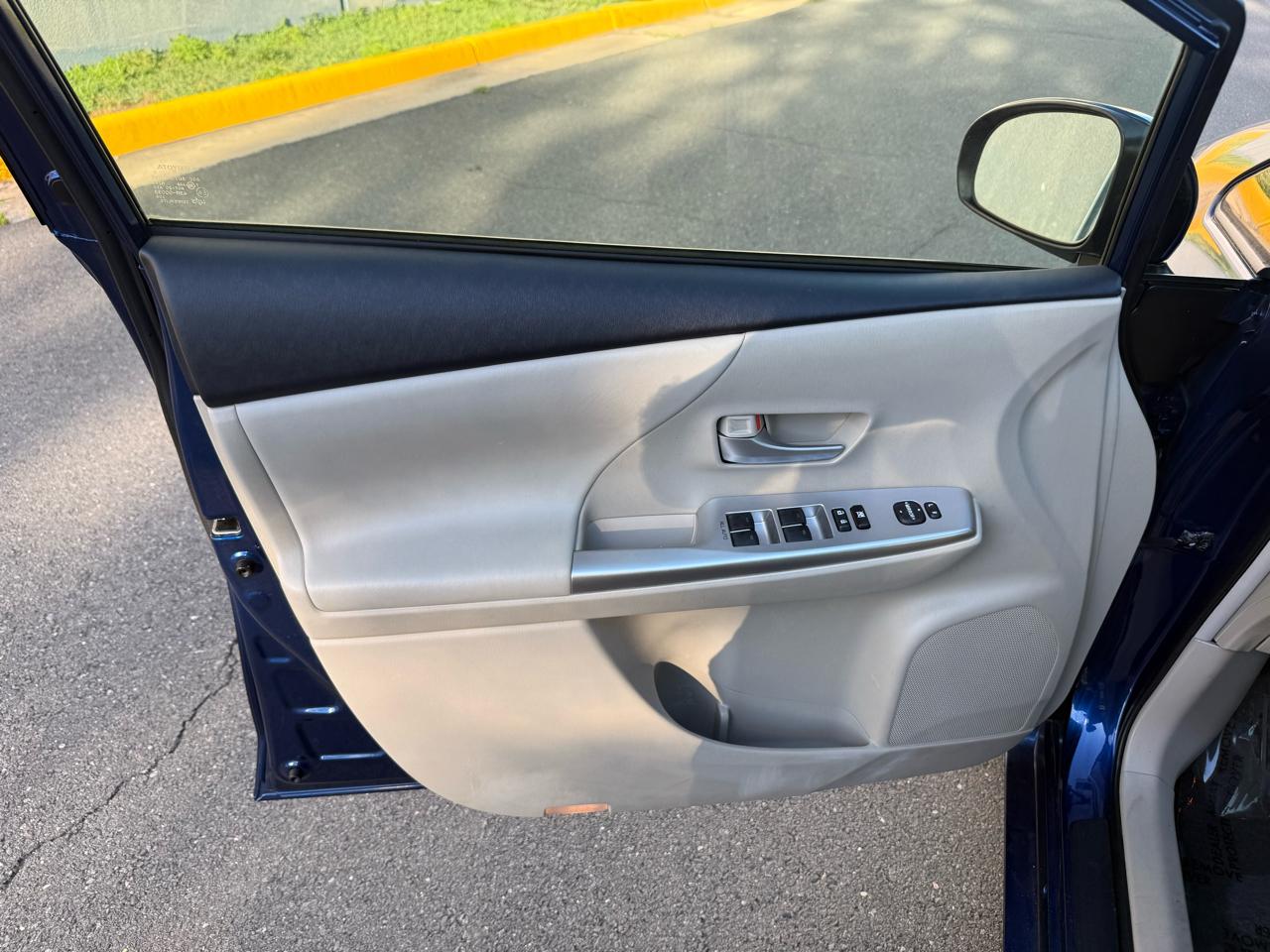 Toyota Prius V 5dr Wgn Three (Natl) 2012