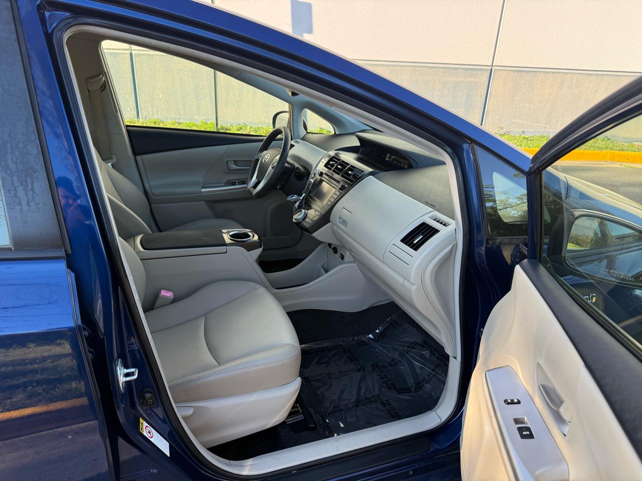 Toyota Prius V 5dr Wgn Three (Natl) 2012