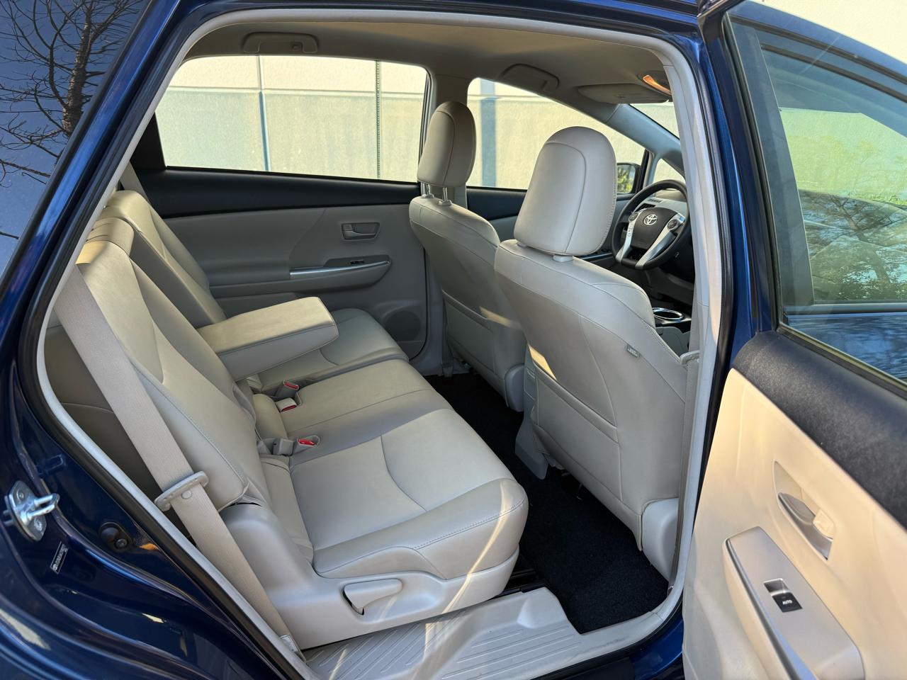 Toyota Prius V 5dr Wgn Three (Natl) 2012