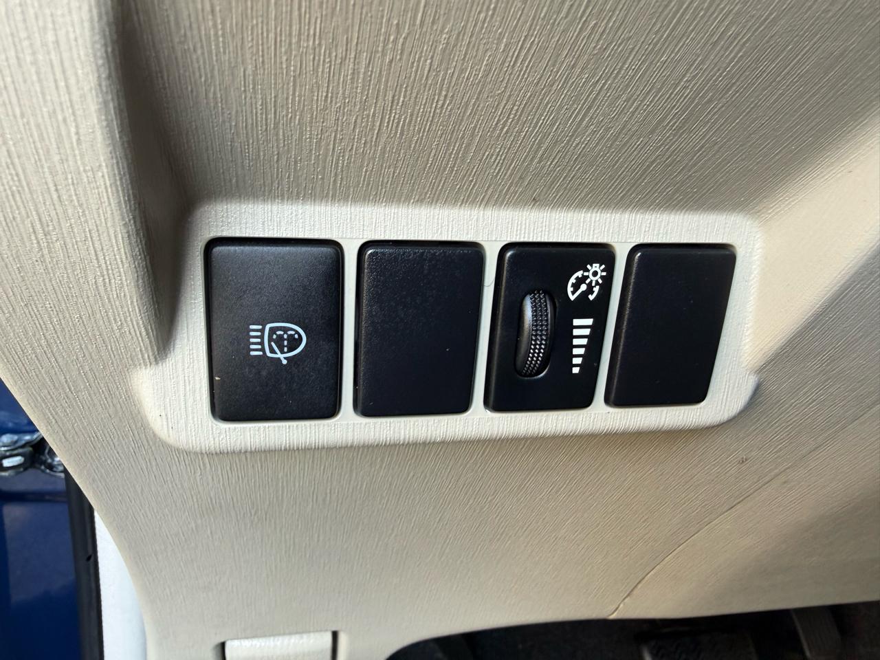Toyota Prius V 5dr Wgn Three (Natl) 2012