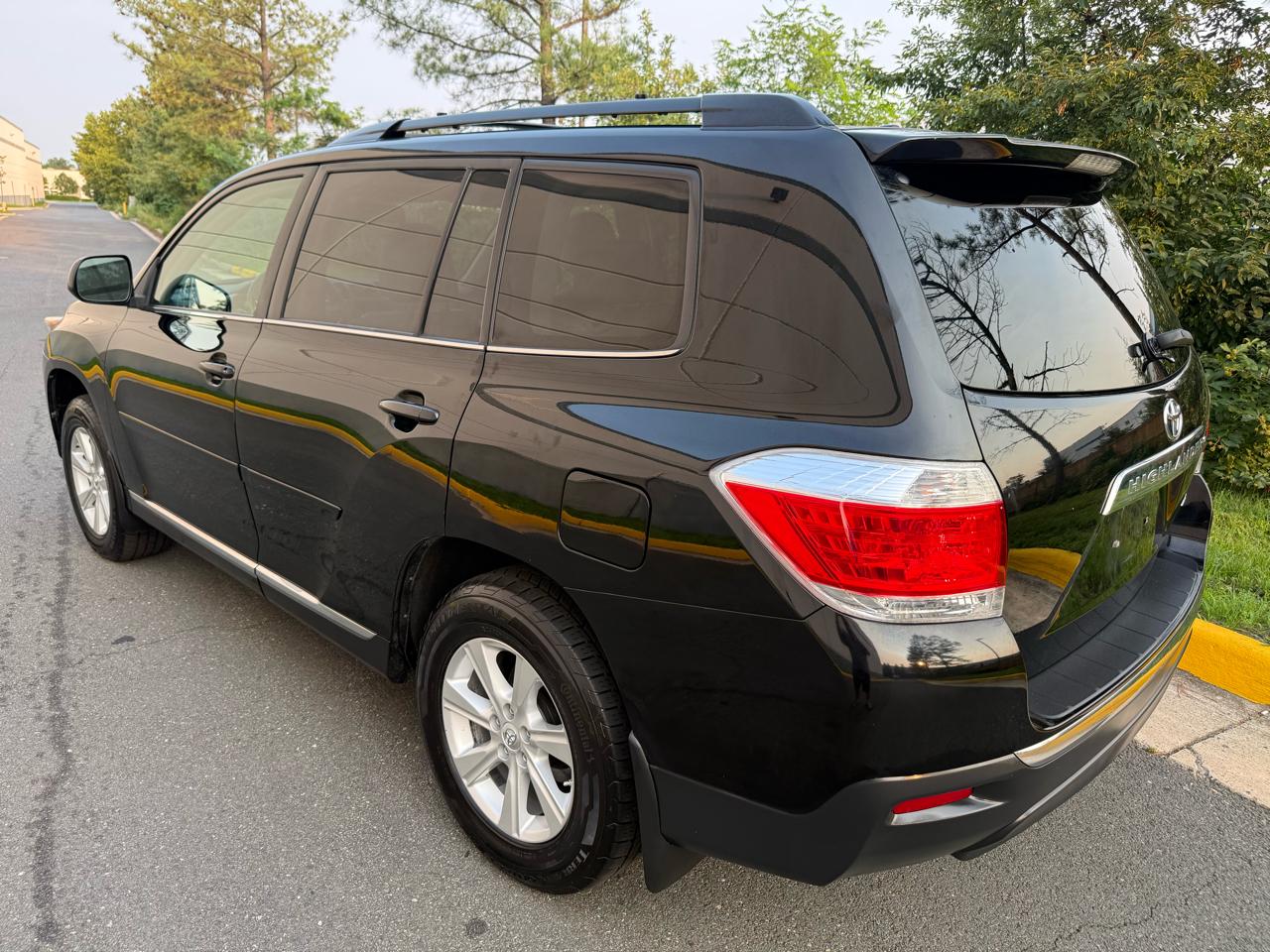 Toyota Highlander 4WD 4dr V6 Base (Natl) 2011