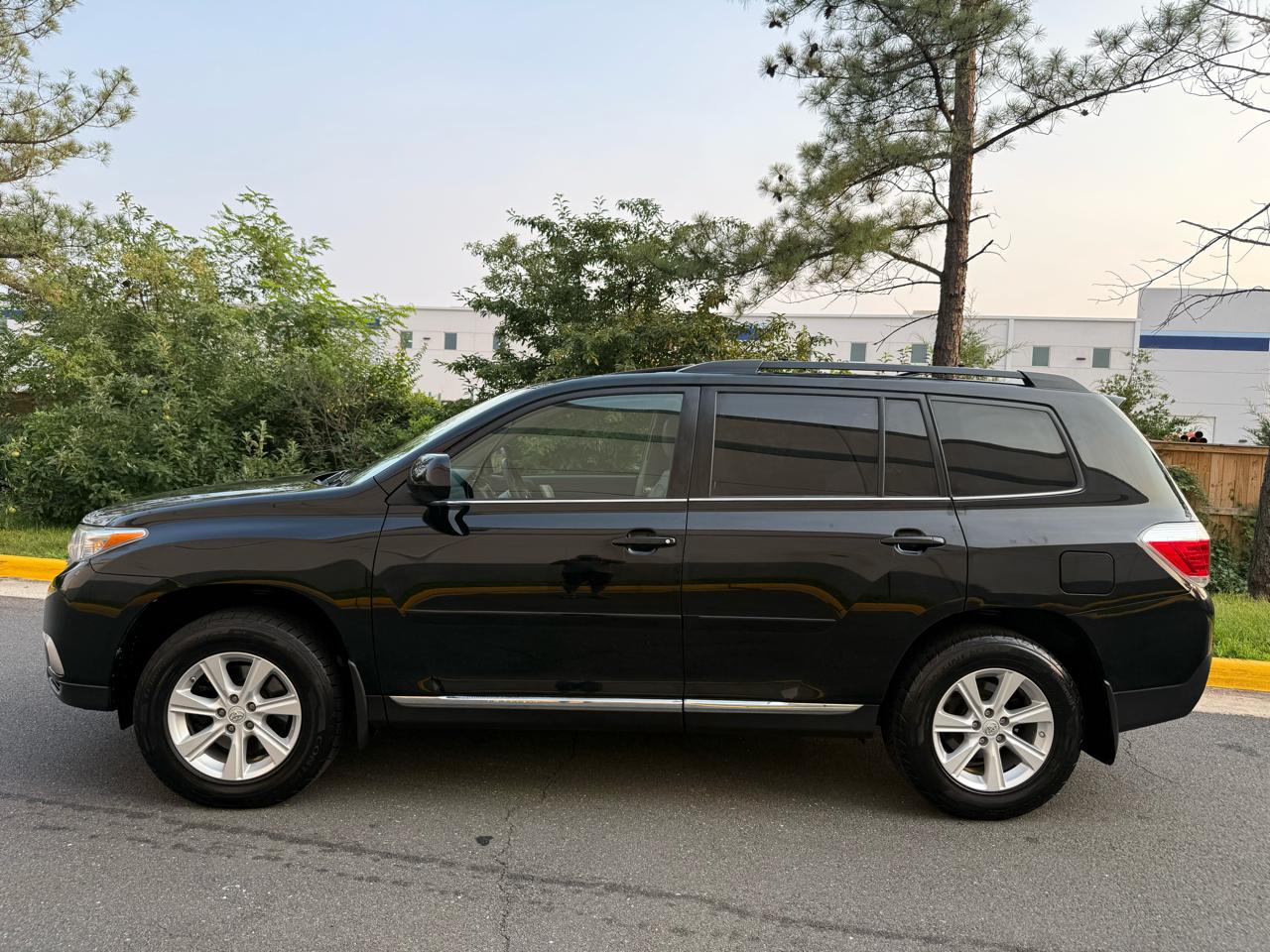Toyota Highlander 4WD 4dr V6 Base (Natl) 2011