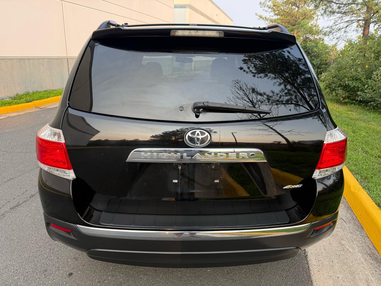 Toyota Highlander 4WD 4dr V6 Base (Natl) 2011
