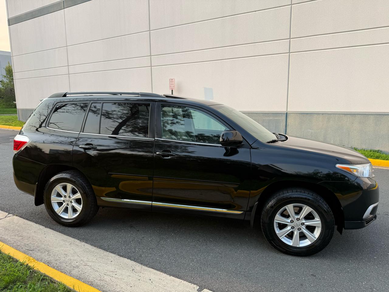 Toyota Highlander 4WD 4dr V6 Base (Natl) 2011