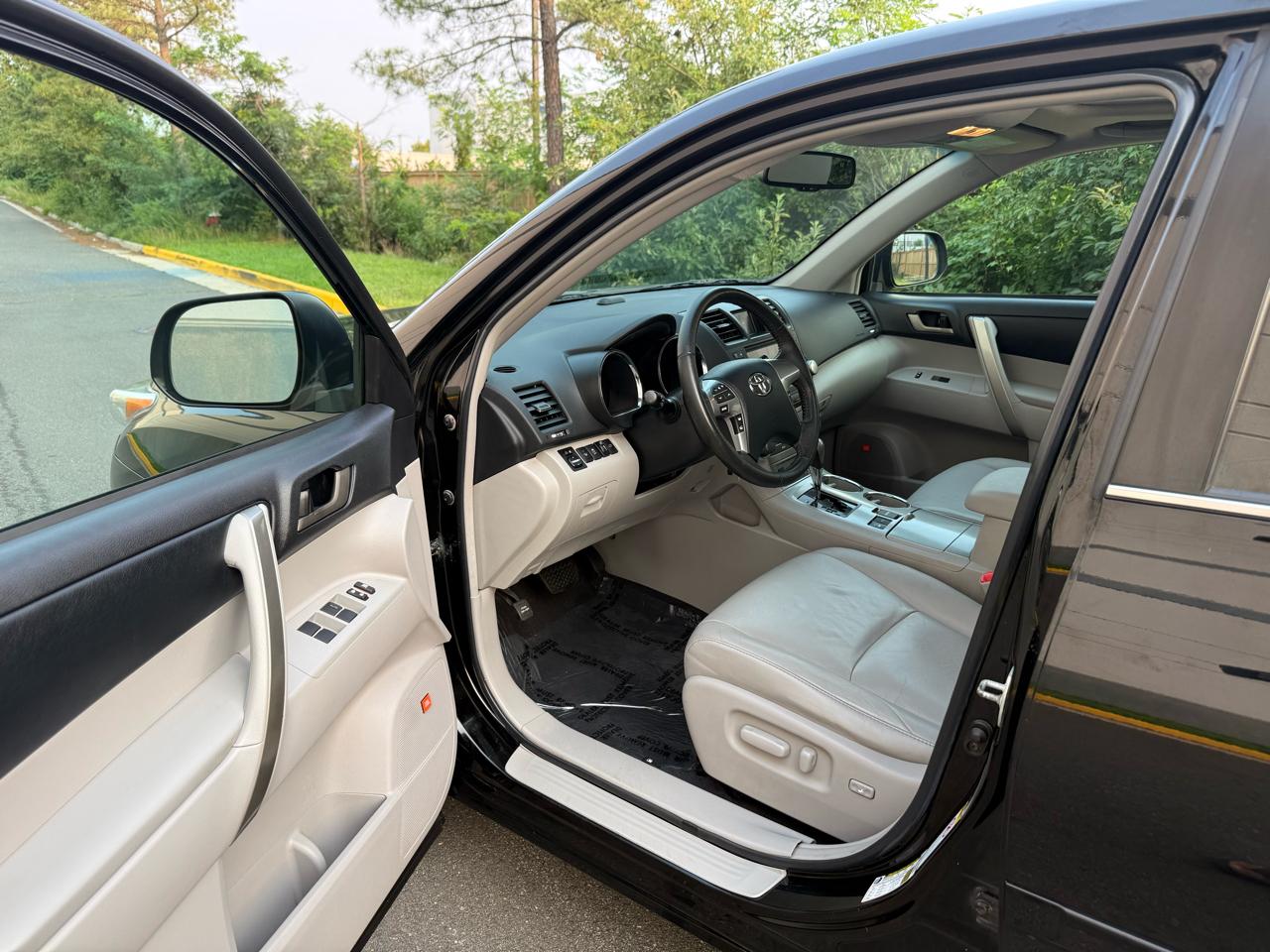 Toyota Highlander 4WD 4dr V6 Base (Natl) 2011