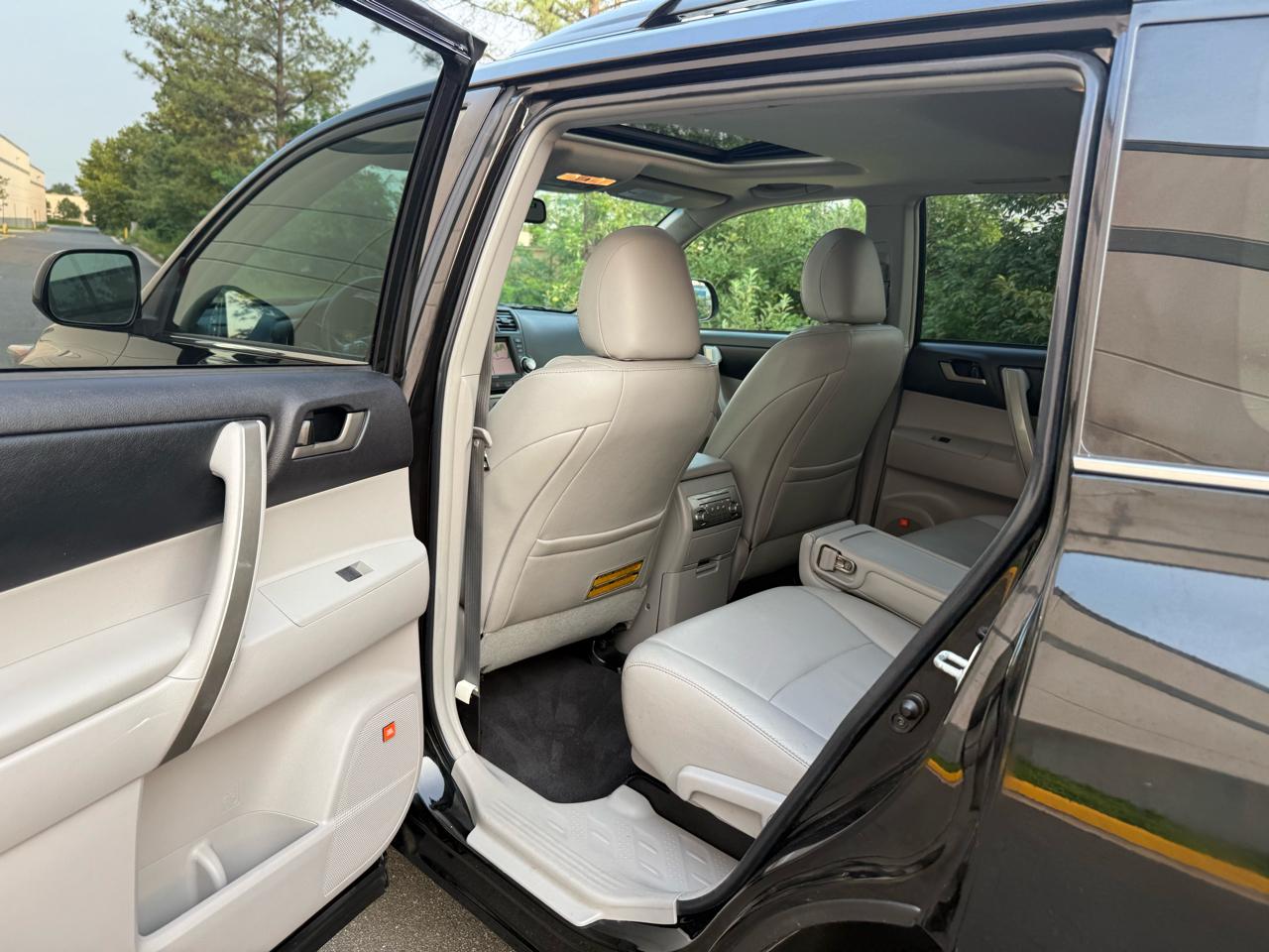 Toyota Highlander 4WD 4dr V6 Base (Natl) 2011