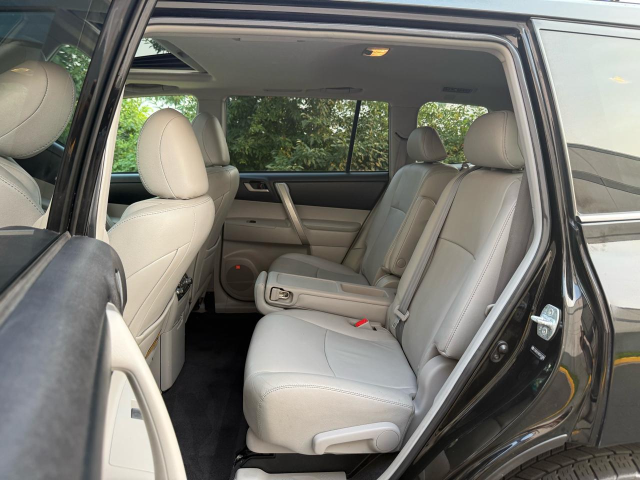 Toyota Highlander 4WD 4dr V6 Base (Natl) 2011