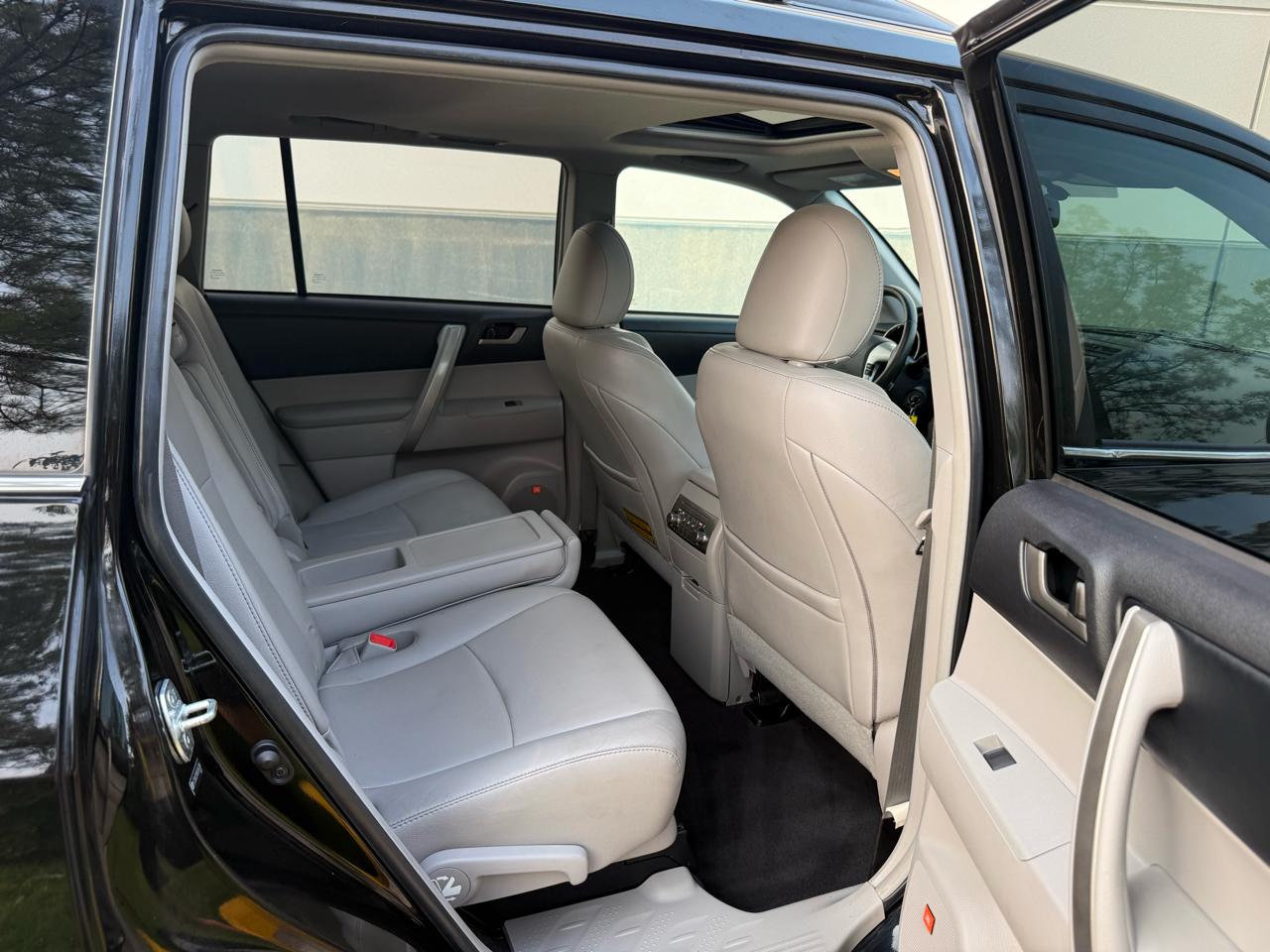 Toyota Highlander 4WD 4dr V6 Base (Natl) 2011