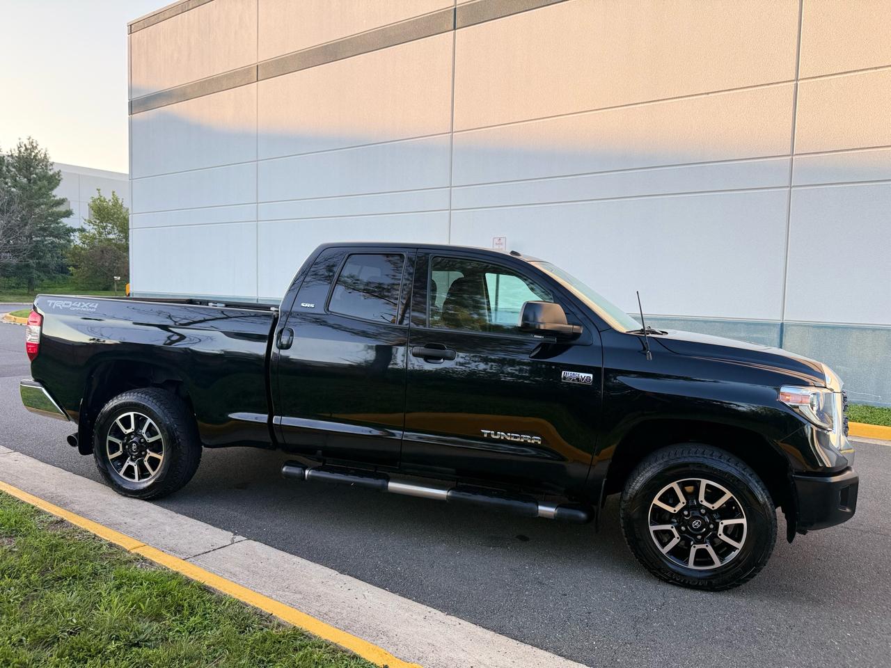 Toyota Tundra 4WD Limited Double Cab 6.5' Bed 5.7L (Natl) 2018