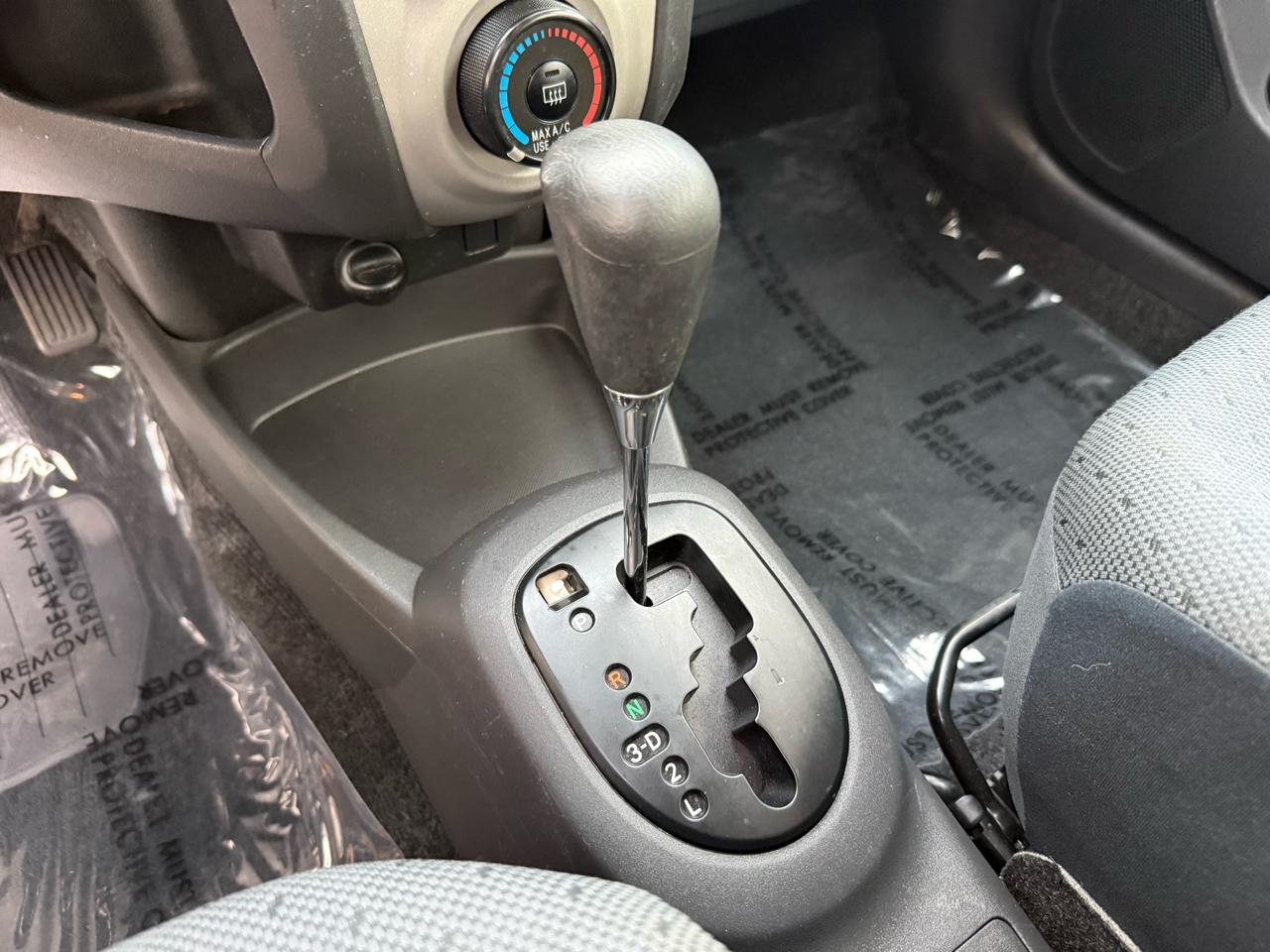 Toyota Yaris 5dr Liftback Man (Natl) 2011