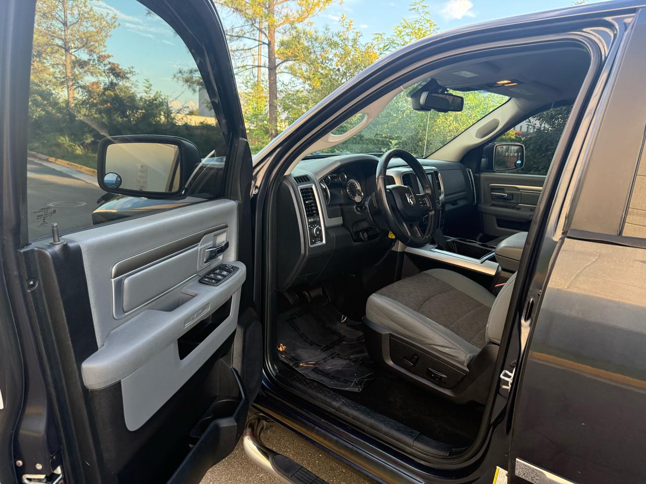 RAM 1500 4WD Crew Cab 140.5" Big Horn 2014