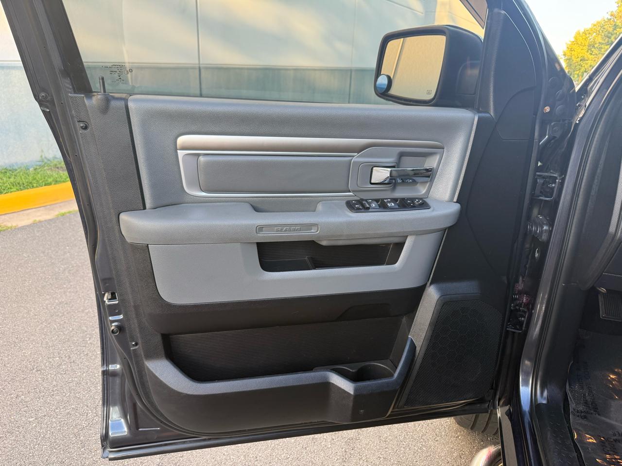 RAM 1500 4WD Crew Cab 140.5" Big Horn 2014