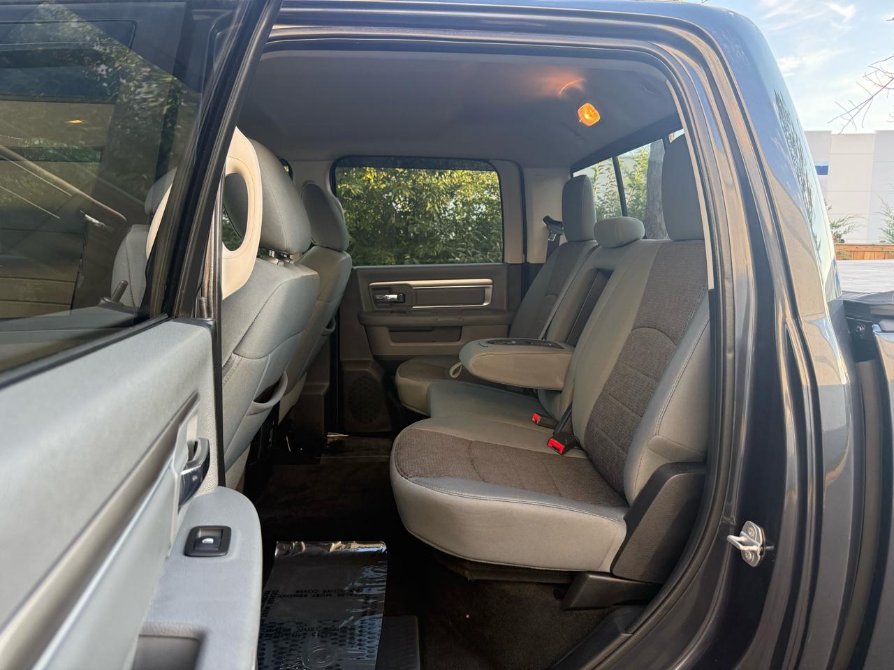 RAM 1500 4WD Crew Cab 140.5" Big Horn 2014
