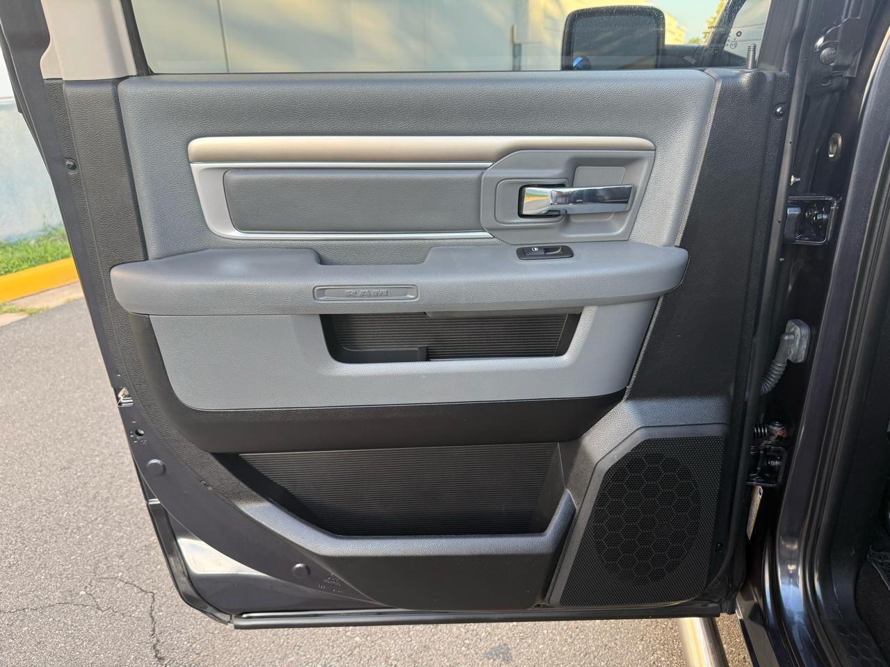 RAM 1500 4WD Crew Cab 140.5" Big Horn 2014