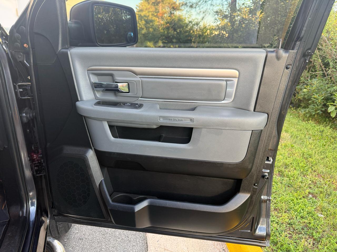 RAM 1500 4WD Crew Cab 140.5" Big Horn 2014