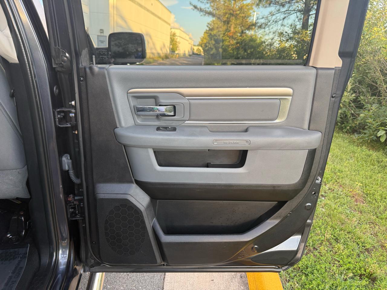 RAM 1500 4WD Crew Cab 140.5" Big Horn 2014