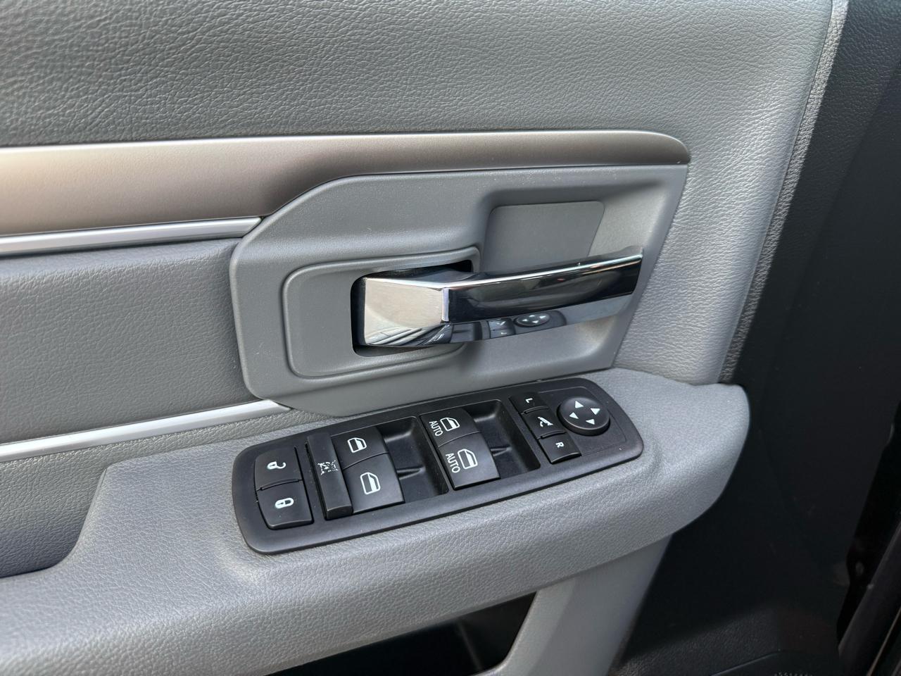 RAM 1500 4WD Crew Cab 140.5" Big Horn 2014