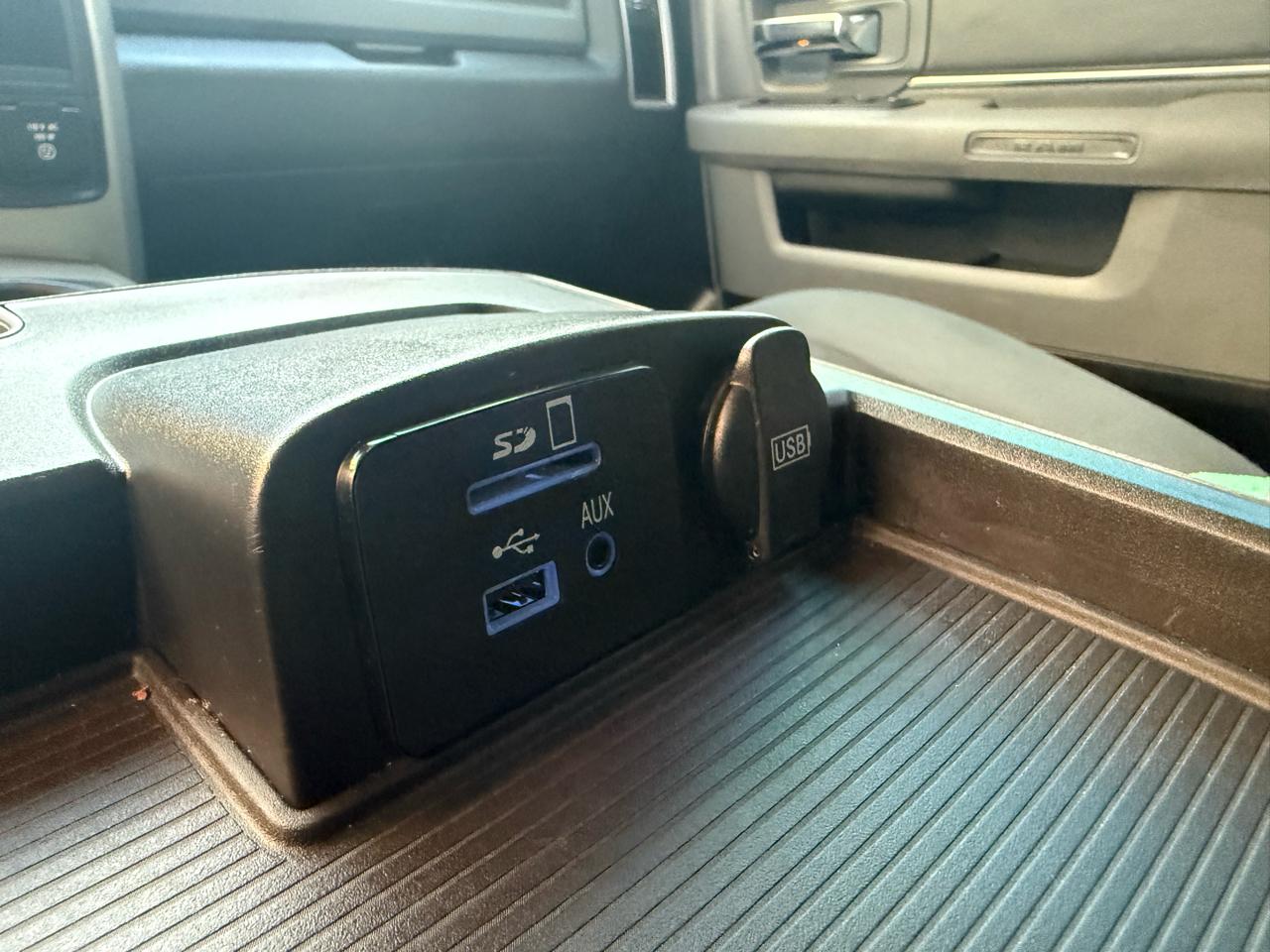 RAM 1500 4WD Crew Cab 140.5" Big Horn 2014