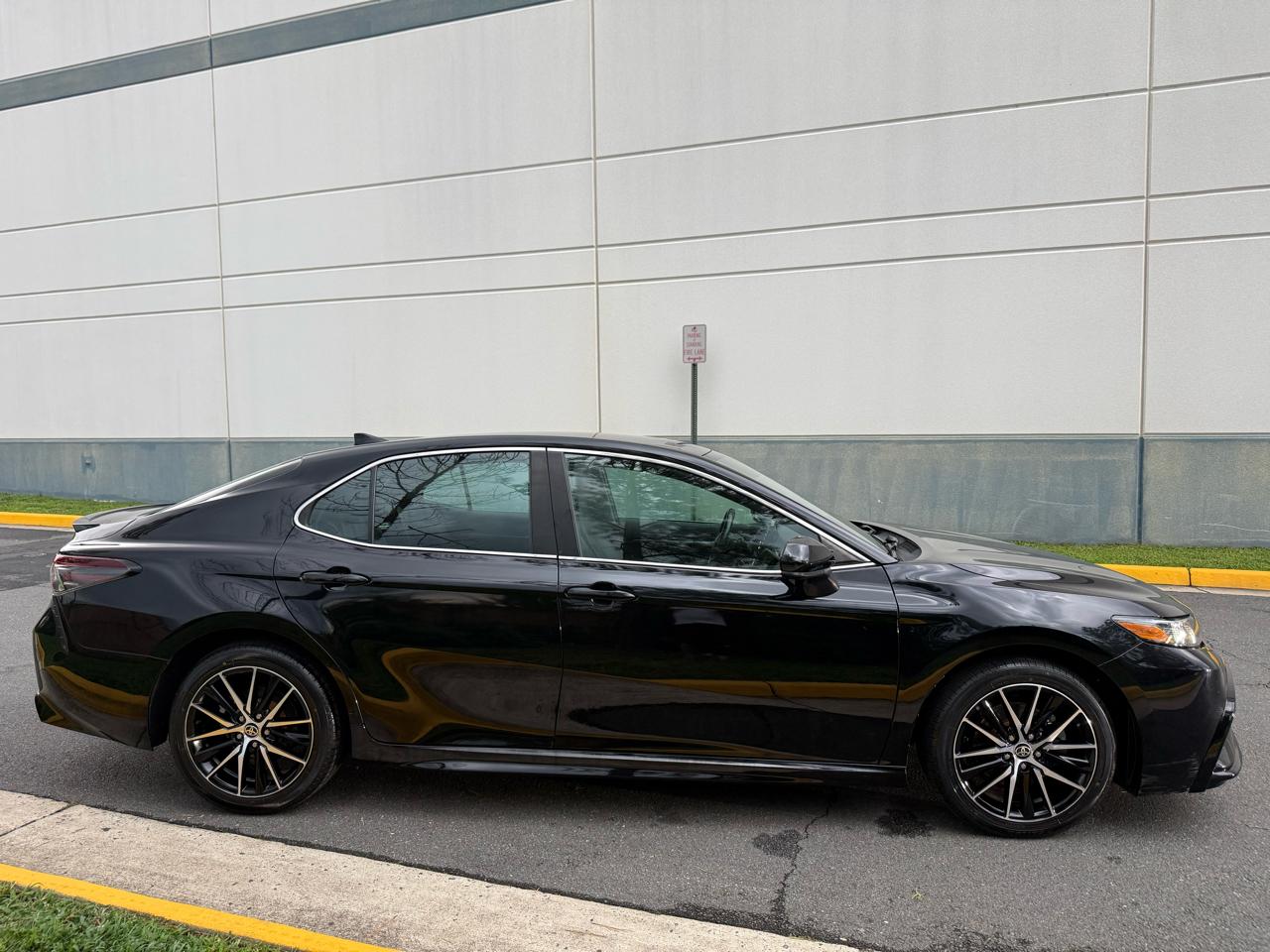 Toyota Camry SE Auto (Natl) 2021