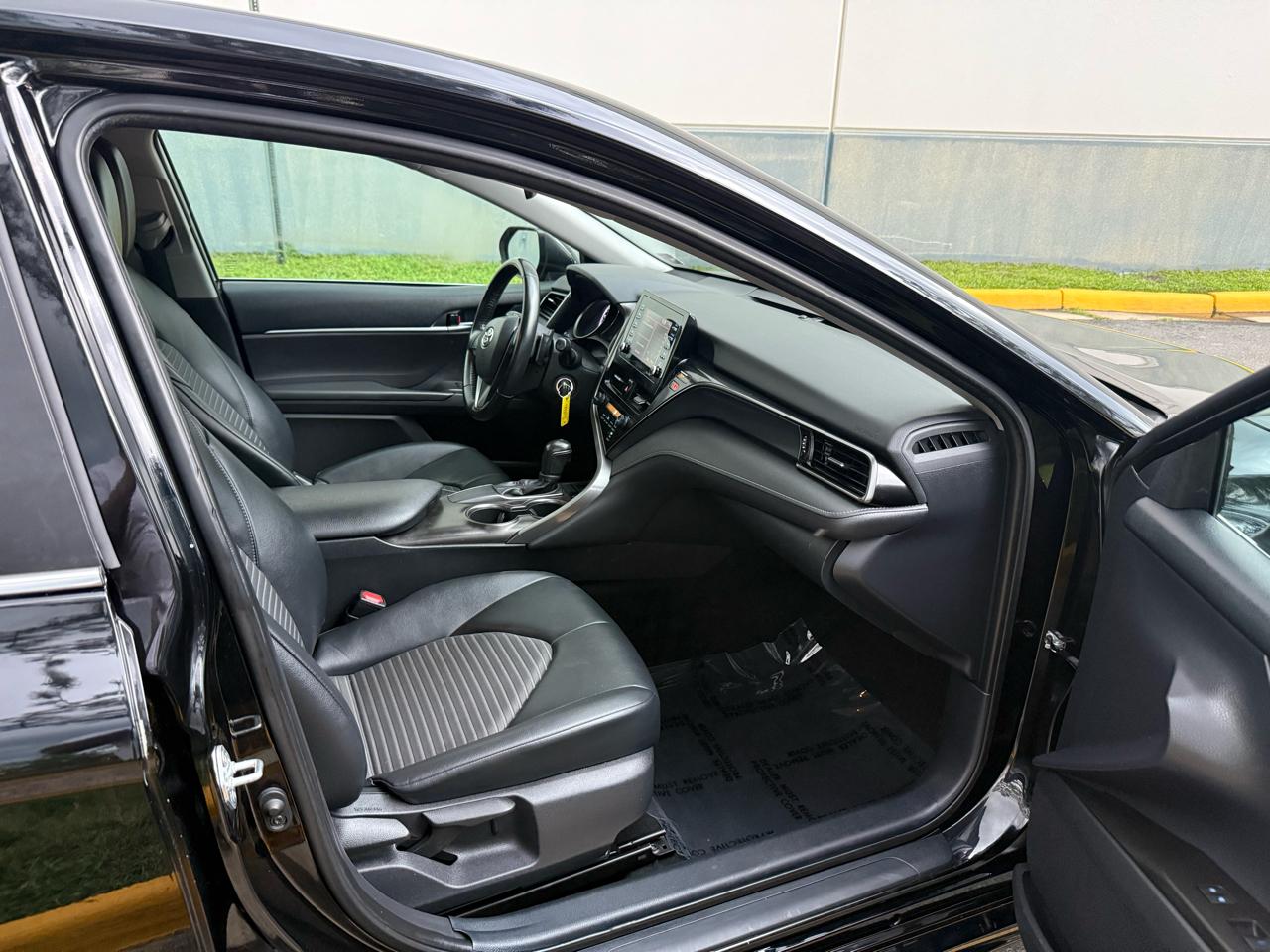 Toyota Camry SE Auto (Natl) 2021